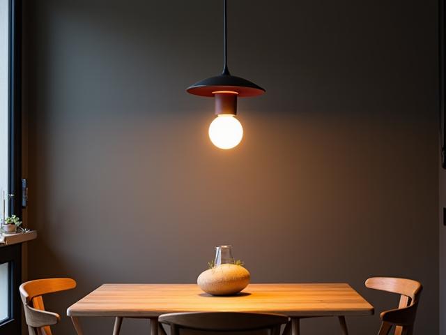 Stilfull taklampe med dimmet lys over et spisebord